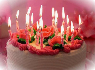 Gâteau D'anniversaire De 9 Ans Avec Bougies Allumées Et Bannière  D'anniversaire De Confettis