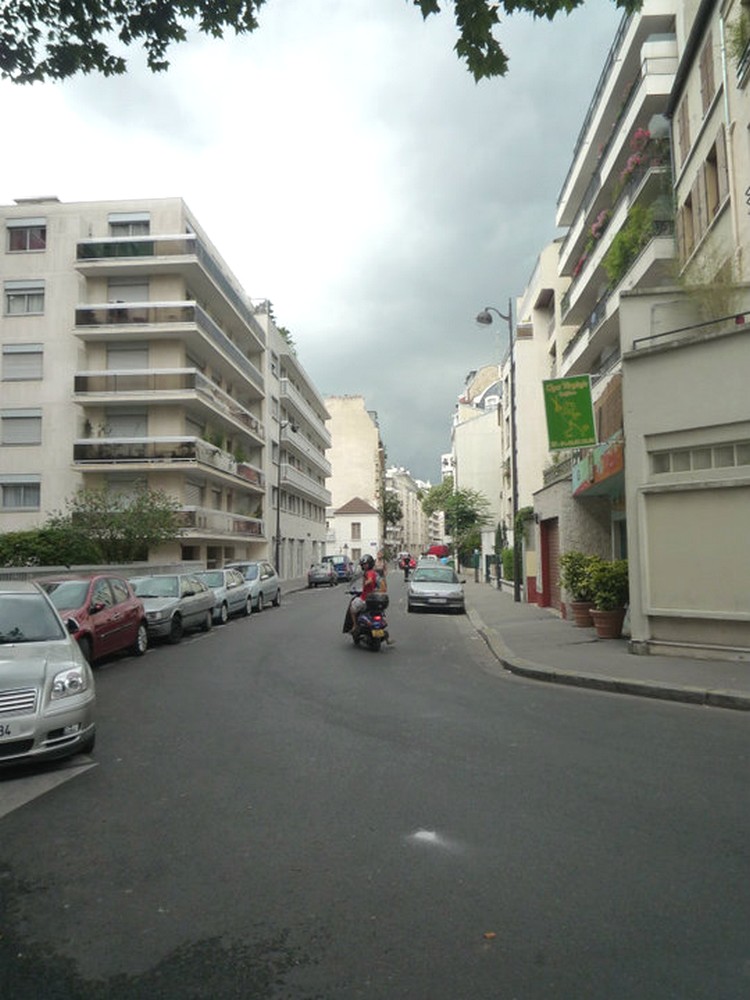 Kathya et la Vespa dans les rues de Paris